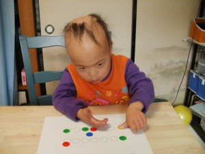 シール貼り　視覚的な情報の切り取り